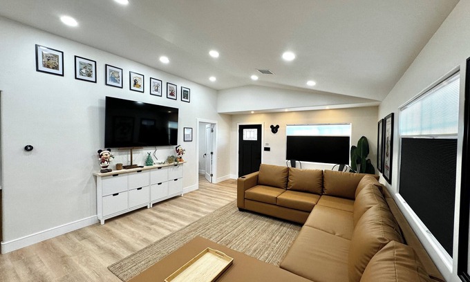 Santa Ana House | D'Neighbor 3bed 3bath