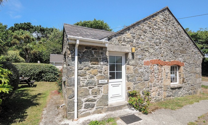 Mullion Cottage | DAIRY COTTAGE, pet friendly, country holiday cottage in Mullion