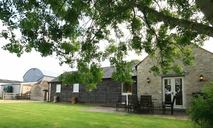 Ampney Crucis Cottage | DAIRY COTTAGE, pet friendly, character holiday cottage in Cirencester