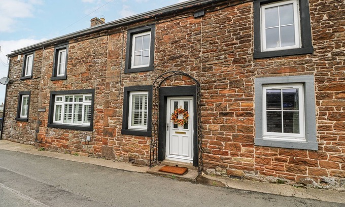 Wigton Cottage | DAISY COTTAGE, pet friendly, with hot tub in Wigton