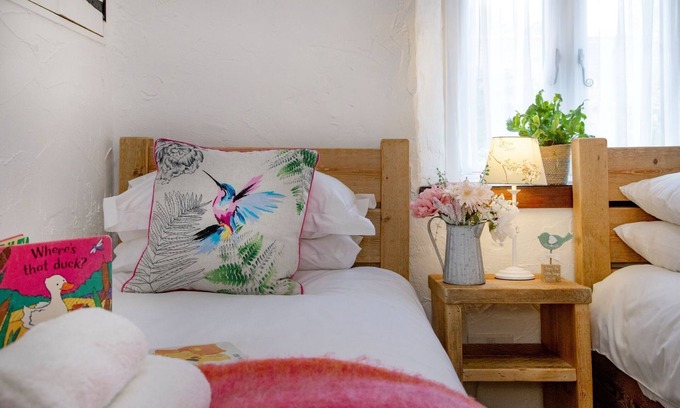 Paignton Cottage | Daisy Cottage - Sleeps 4 guests in 2 bedrooms