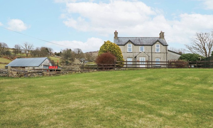 Garndolbenmaen Cottage | DALAR COTTAGE, pet friendly, character holiday cottage in Criccieth