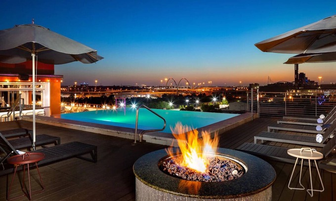 Downtown Dallas Hotel | Dallas Urban Retreat: Stylish Flats for Art Lovers! Rooftop Edge Pool