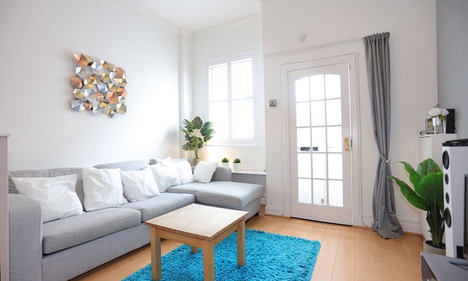 Leith Apartment | Dalmeny Street Apartment Bright Modern 1 Bed Flat - 10 Mins from City Centre