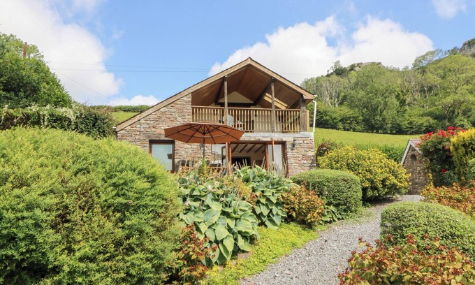 Pentrefelin Cottage | DAN CASTELL COTTAGE, pet friendly, with a garden in Llandeilo
