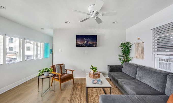 Huntington Beach Apartment | Dana - 231 1st Unit 5