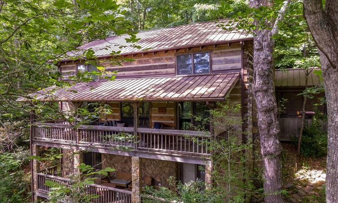 Boone Cabin | Daniel Boone Lodge- Hot Tub-Pet Friendly-Pool Table-Nearby New River