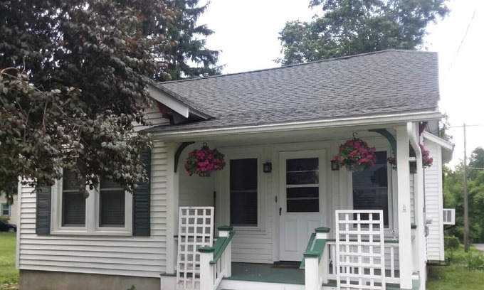 Arlington Heights House | Danish MCM Styled Bungalow LONG TERM Only Near Town & Between Hospitals