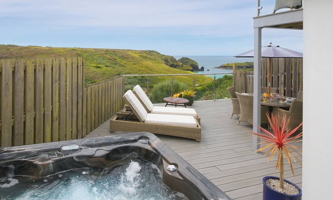 Mullion Cottage | DAPHNE, pet friendly, country holiday cottage, with pool in Mullion