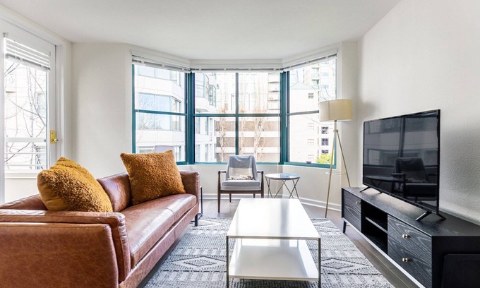 South Beach Apartment | Dapper Waterfront South Beach 2BR w/Pool, Tennis, Spa, by Blueground