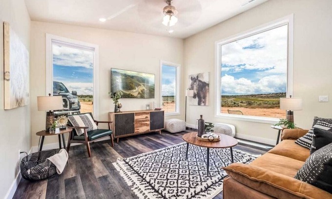 Kanab House | Dark Skies l Private Hot Tub I Pool & Pickleball Court