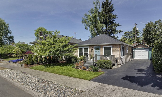 Downtown Vancouver House | Darling Downtown Vancouver Cottage, Single Level, BBQ, Huge Patio With BBQ, Walk to Most Everything