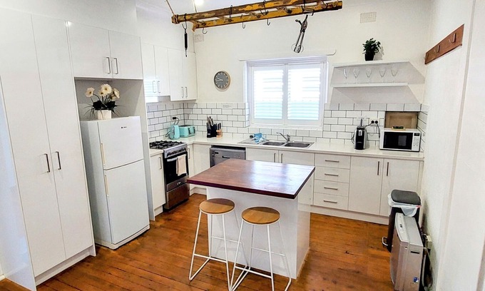 Wagga Wagga Cottage | "Darlow Cottage" with Free Wi-Fi in Central Location near the Hospital Precinct
