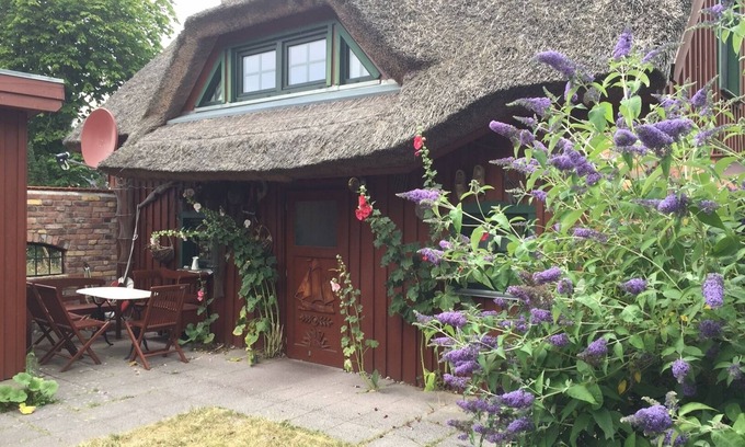 Ostseebad Prerow House | Darßer cottage with a thatched roof at a long-established Prerower family