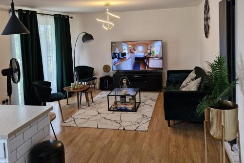 Dartford Apartment | Dartford Sleeps 5 Pets Ok with Balcony & Parking