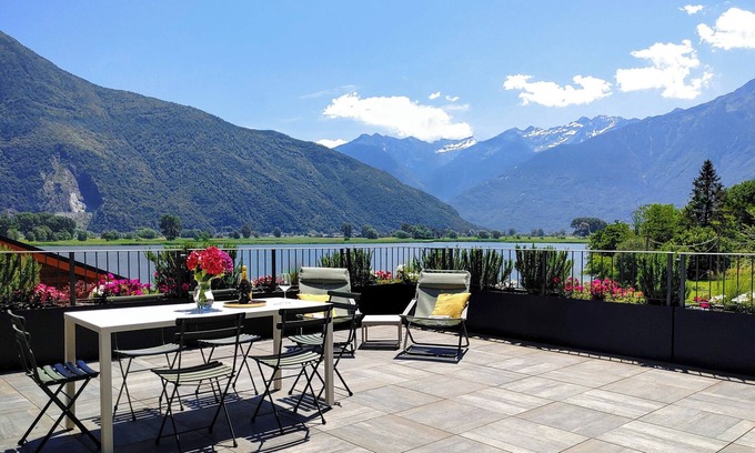 Dascio Apartment | Dascio Oasi Roof Terrace Holiday Apartment on the Lake with Pool
