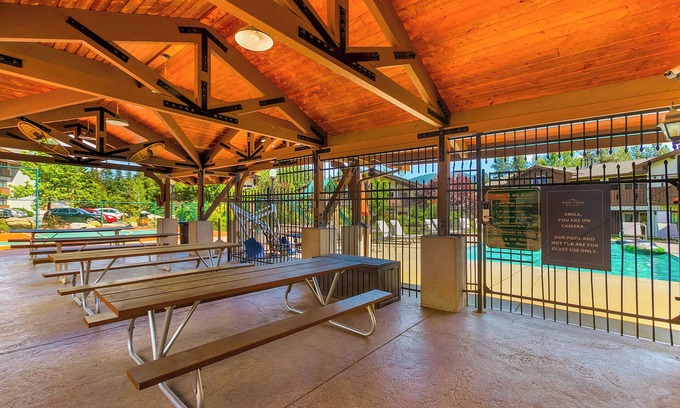 Downtown Leavenworth Apartment | Dasha's Snowboard Track - Icicle Village