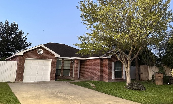 Edinburg House | DateJust Home- mins away from expressway