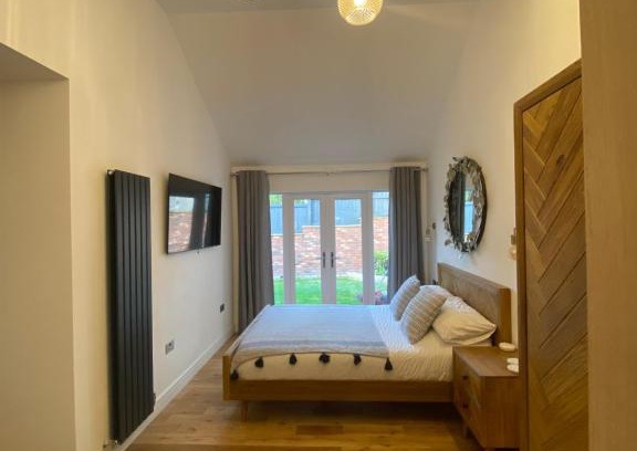 Builth Wells House | Dave & Kelz Deluxe king size studio room