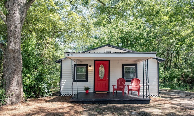 Athens Cottage | Dawg Country Living! 2 BDR Private Home 5 Min from UGA, Downtown Athens