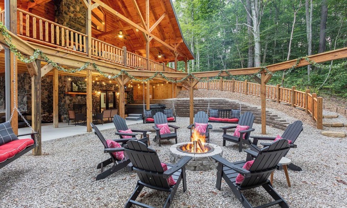 Carbon Hill Cabin | Dawley Chalet! Spectacular! Sleeps 18~HUGE fire pit area~Game room~Putt Golf
