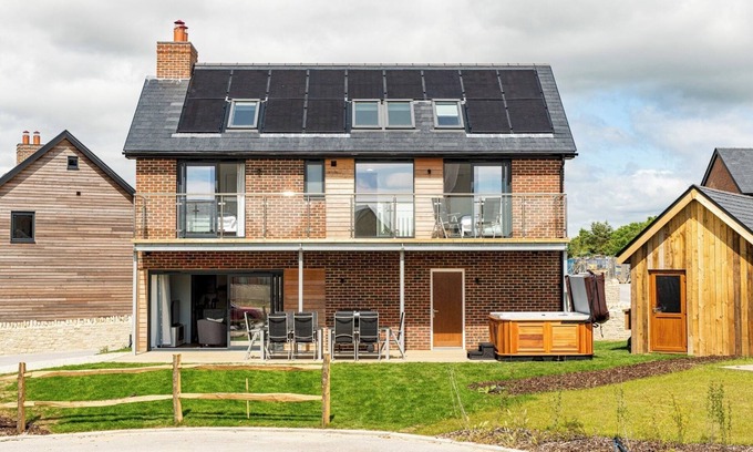 Holworth House | Dawn Lighthouse (SV10), Silverlake, Dorset