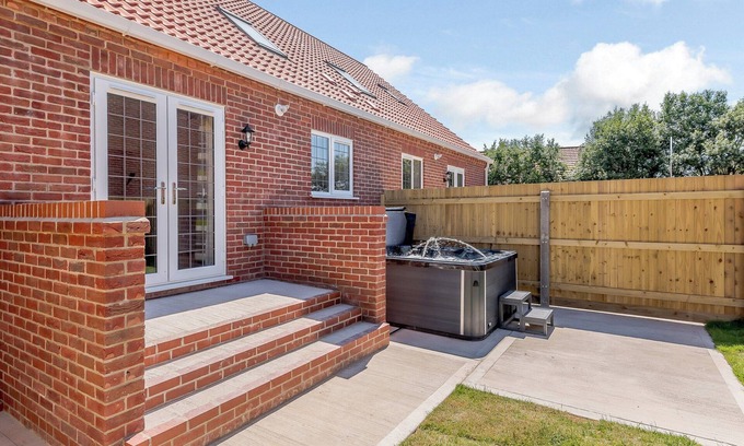 Mablethorpe and Sutton Cottage | Dawson Park 6 - UK12665