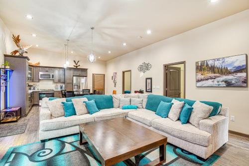 Prairie Ridge House | Day trip to Snoqualmie! Lakefront Home with Hot Tub