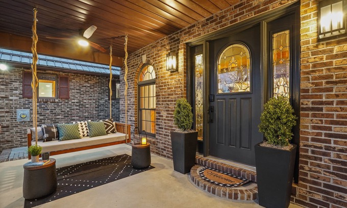 Laurelville House | Daybed-SunsetViews-EpicGameroom-Hottub-PetsOK