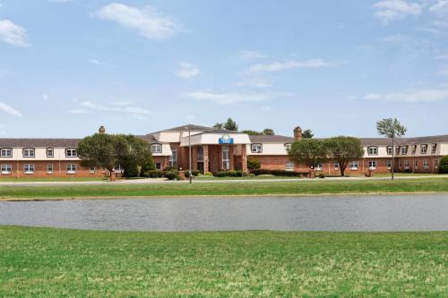 Miner Hotel | Days Inn and Suites by Wyndham Sikeston