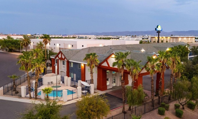 Estrella Hotel | Days Inn by Wyndham Phoenix West