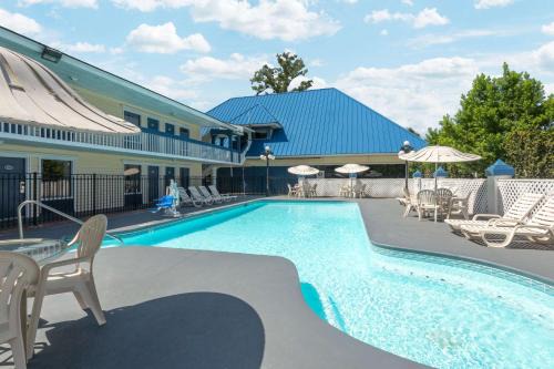 Garden City Hotel | Days Inn by Wyndham Savannah Airport
