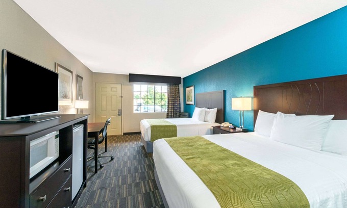 Ira Hotel | Days Inn by Wyndham Snyder