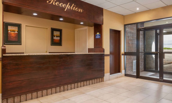 Renfrew Hotel | Days Inn & Conference Centre by Wyndham Renfrew