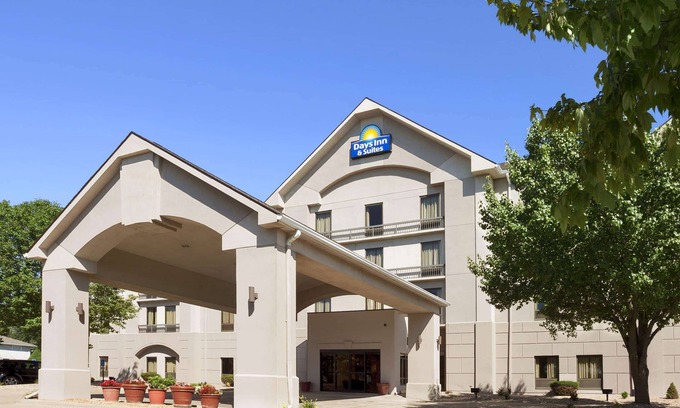 Cedar Rapids Hotel | Days Inn & Suites by Wyndham Cedar Rapids