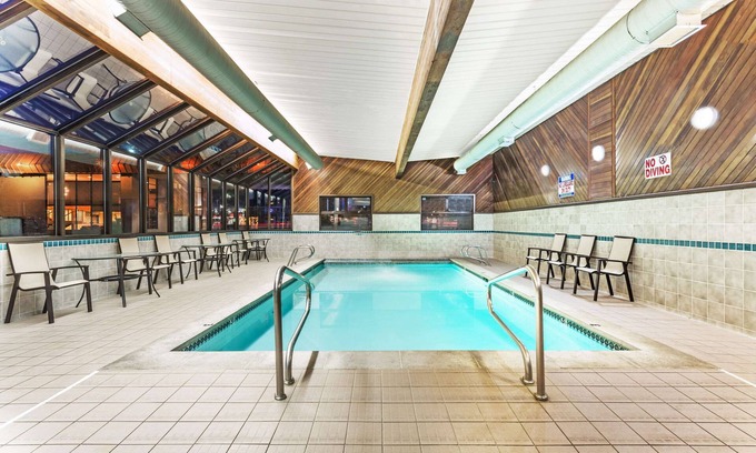 Logan Hotel | Days Inn & Suites by Wyndham Logan