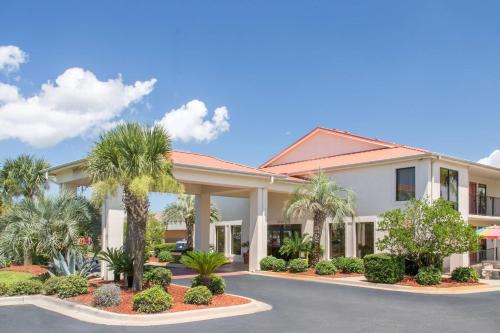 Navarre Hotel | Days Inn & Suites by Wyndham Navarre - near Beaches Hurlburt