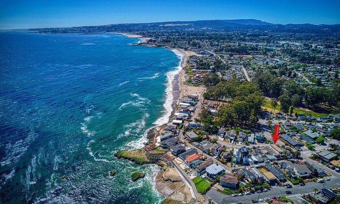 Opal Cliffs House | Dazzling Family Beach Retreat: HOT TUB, BIKES, SURF BOARDS, BBQ, BEACH ACCESS