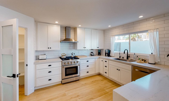 Sunset Beach House | Dazzling, spacious, & completely remodeled home with a chef’s dream kitchen