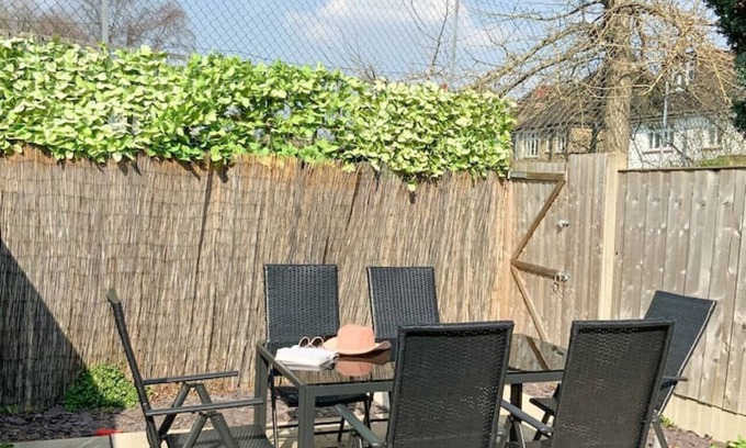 Streatham Apartment | De Montfort House is a lovely 2 bedroom house in the heart of Streatham.