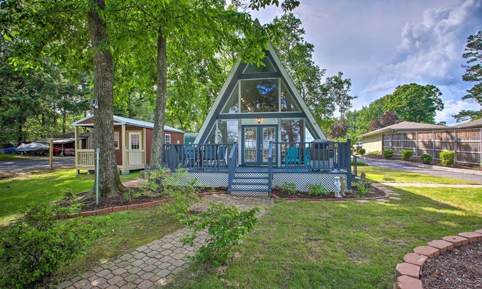 Lake Hamilton Cottage | Deck, Boat Slip + Views: Lake Hamilton Cabin!