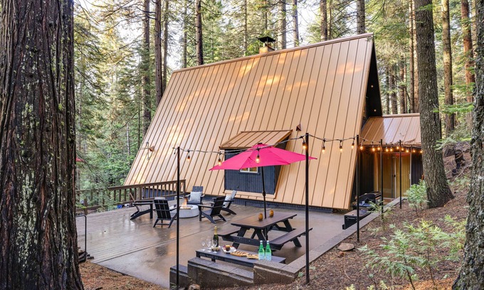 Dorrington Cabin | Deck & EV Charger: Pet-Friendly Arnold Cabin!