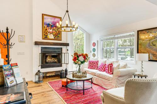 Bushkill House | Deck, Fire Pit and Pool Access at Poconos Retreat!