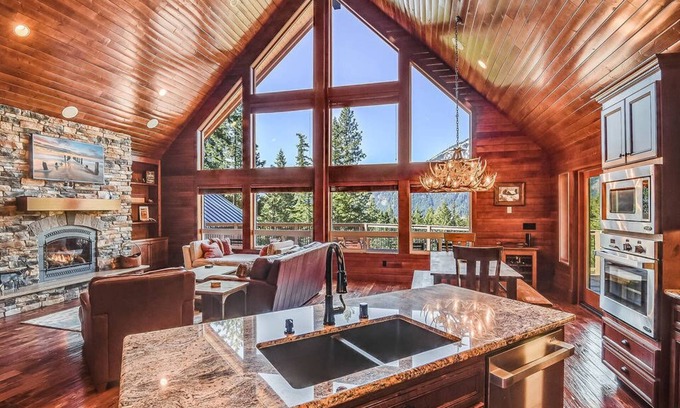 Cle Elum House | Deck the Halls with Mountain Views in Winter Lodge+Fall 3rd Night