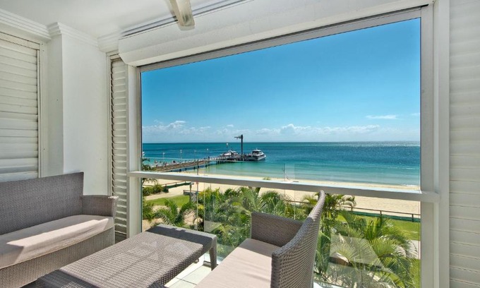 Brisbane Waterfront Apartment | Deep Blue Apartment 20 Tangalooma