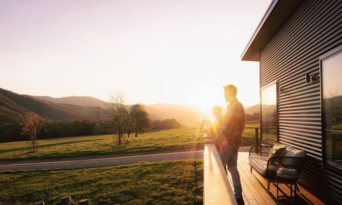 Bright Apartment | Deep Creek: Saddler's Stay - Modern farmstay with breathtaking views.