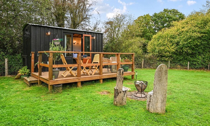 Blackham Cottage | Deer Shepherds Hut - a holiday let that sleeps 2 guests in 1 bedroom