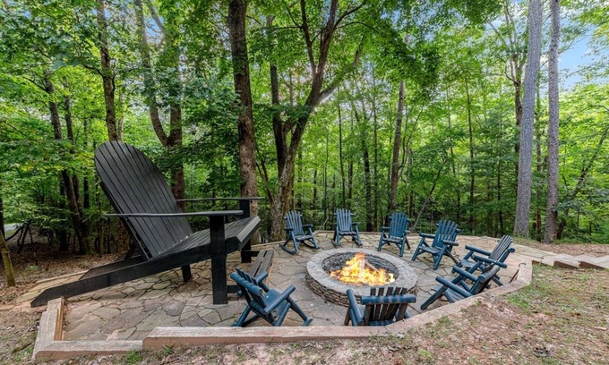 Ellijay Cabin | Deerwoodslodge-ELLIJAY,GA-Sleeps 2-16 Hot Tub Firepit Arcade Winerys Coosawattee