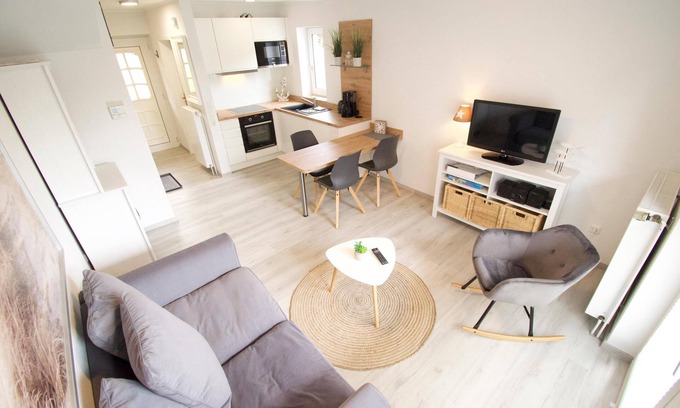 Norddeich Apartment | DeichGlück - Central location, maritime furnished apartment for max. 3 adults & dog