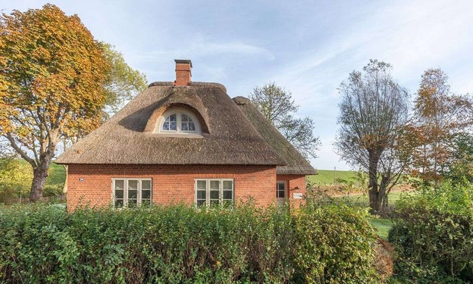 Tetenbull House | Deichwärterkate by Interhome